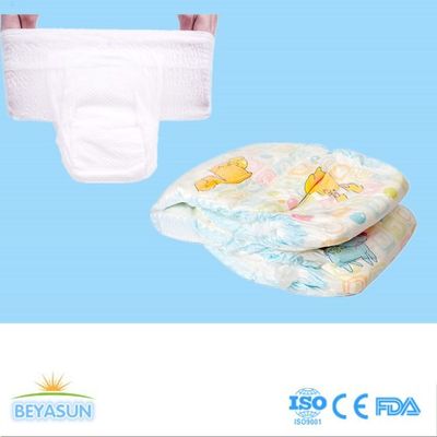 Os PP frontais gravam o bebê levantam calças com a fita colorida da cintura do tecido