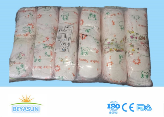 A segunda categoria mima tecidos descartáveis do bebê do estoque na serra Leone Market